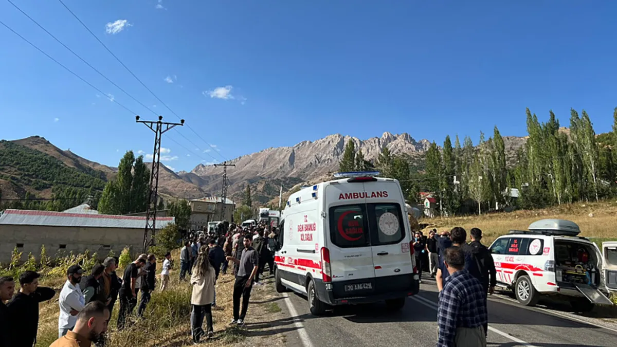 Hakkari'de korkunç kaza! İki araç kafa kafaya çarpıştı: 1 ölü, 7 yaralı: Gelişmeler Takip Ediliyor