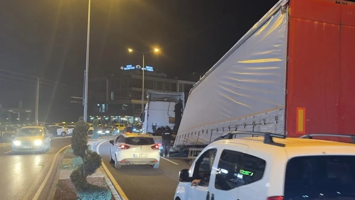 Tırın kafasından ayrılan dorse yola devrildi: 3 araç kıl payı kurtuldu - Son Dakika Bilgileri