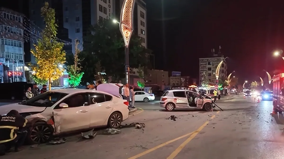 Kritik Açıklama: Niğde'de iki otomobil çarpıştı: 1 yaralı: Gelişmeler Takip Ediliyor