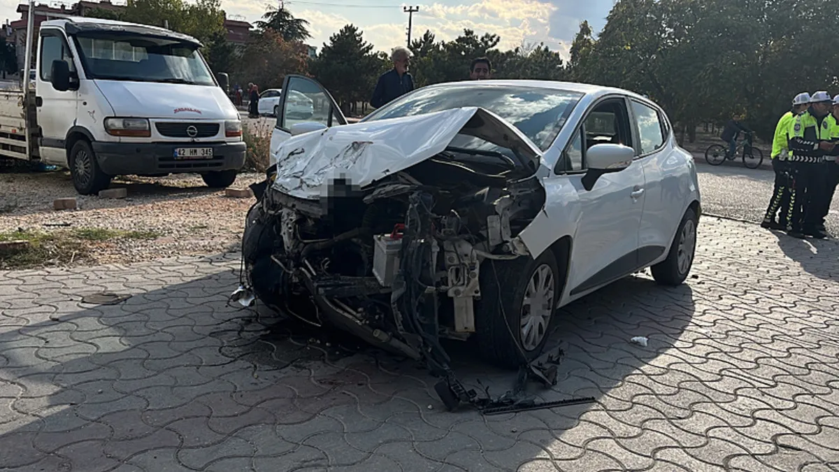 Kritik Açıklama: Konya’da minibüs ile otomobil çarpıştı: 9 yaralı! - Son Dakika Bilgileri