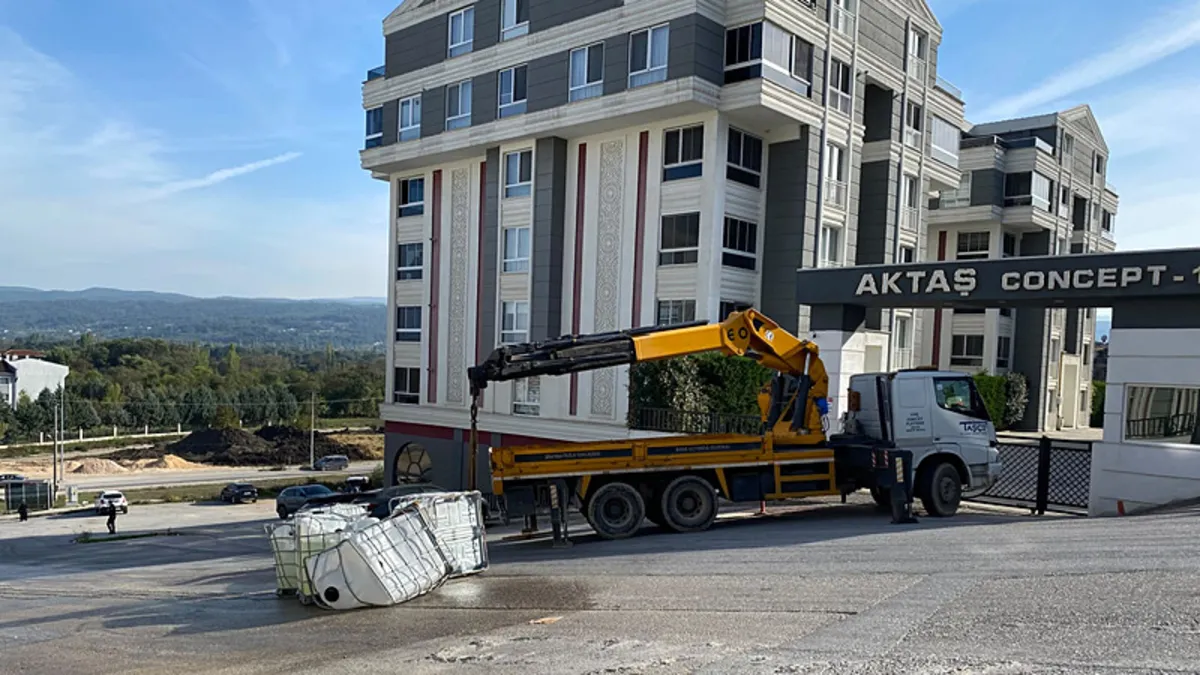 Son Gelişme: Bursa’da kamyon kasasından düşen tanklardaki kimyasal madde yola sızdı!