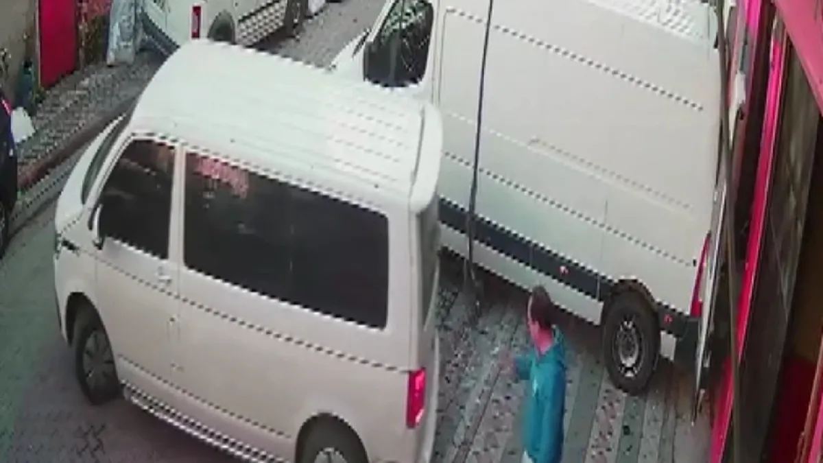 Ayrıntılar Netleşti: Sultangazi’de yük asansöründen malzemeler gerileme kaydetti: Kaldırımdakiler son anda kur