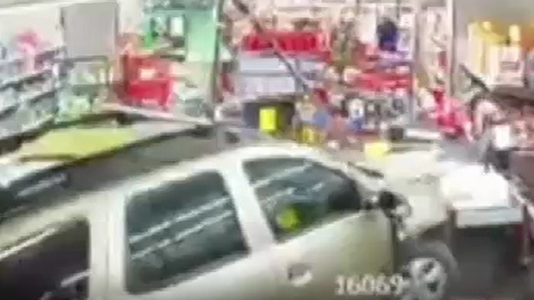 Gündemden Son Bilgiler: Fren yerine gaza bastı, otomobille markete daldı: O anlar kamerada - Son Dakika Bilgil
