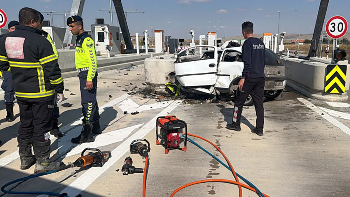 Gündemden Son Bilgiler: Aksaray'da otomobil, otoyol gişelerinin bariyerine çarptı: 1 ölü: Gelişmeler Takip Edi