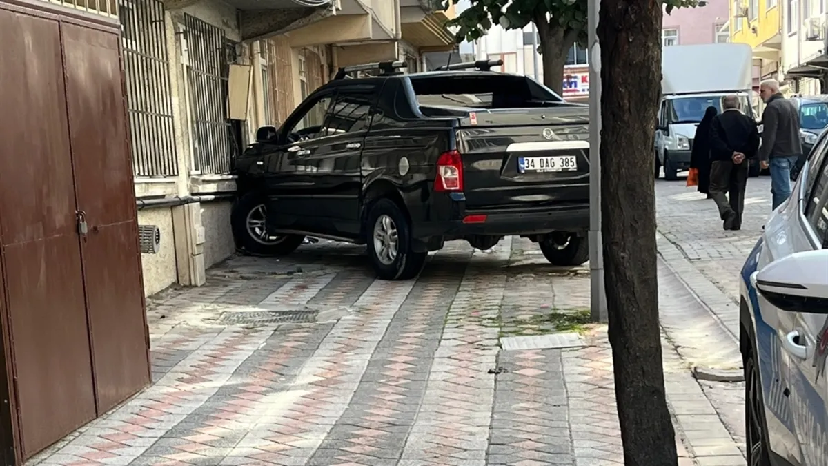 Sıcak Gündem: Sultangazi'de akılalmaz feci kaza! Kadın sürücünün aracını park ederken çarptığı dini nikahlı eş