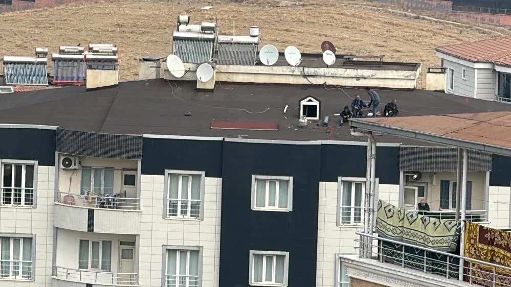 Batman'da 6 katlı çatıda tehlikeli oyun: Çocuklar şakalaştı, ustalar kahvaltı yaptı!