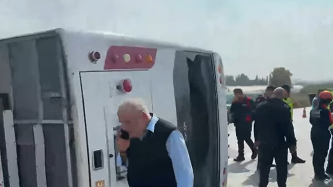 Gündemden Son Bilgiler: Antalya'da midibüs kaygan yolda devrildi: Yaralılar var: Gelişmeler Takip Ediliyor