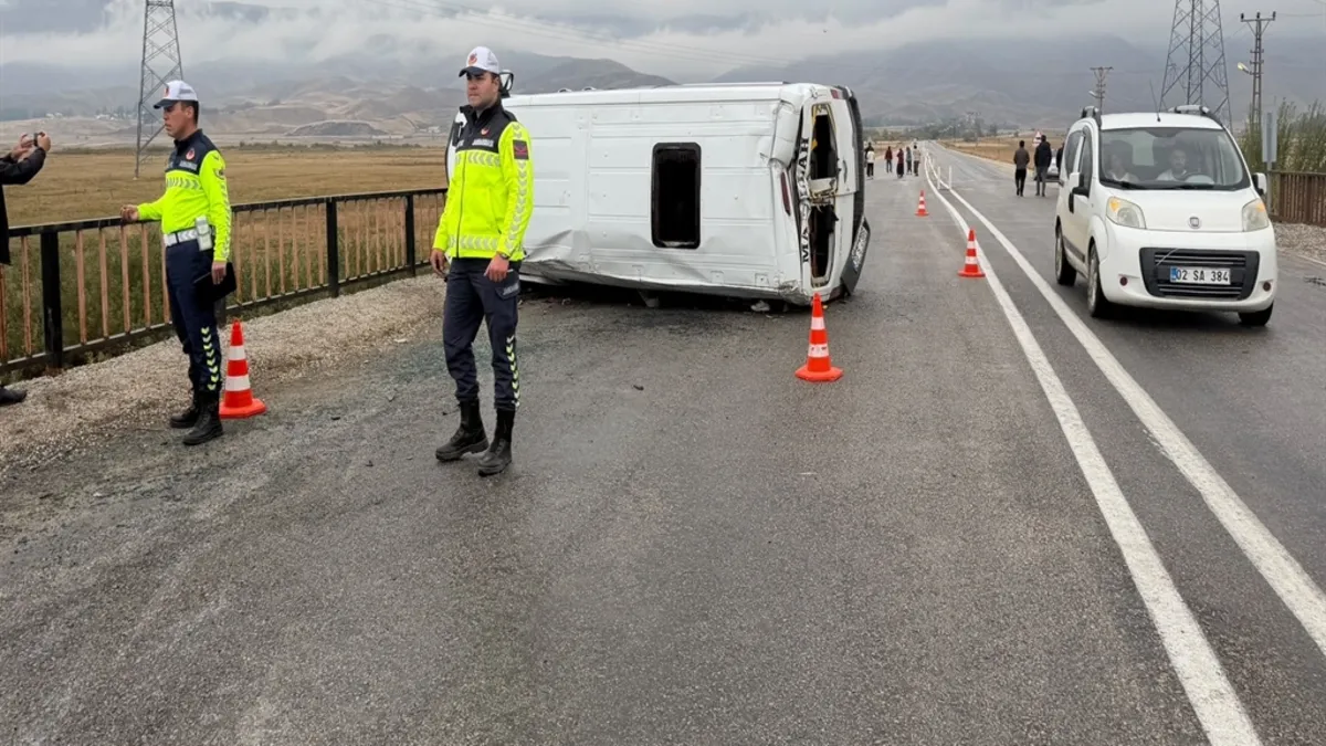 Kritik Açıklama: Hakkari'de korkutan kaza! Öğrenci servisi devrildi: 12 yaralı