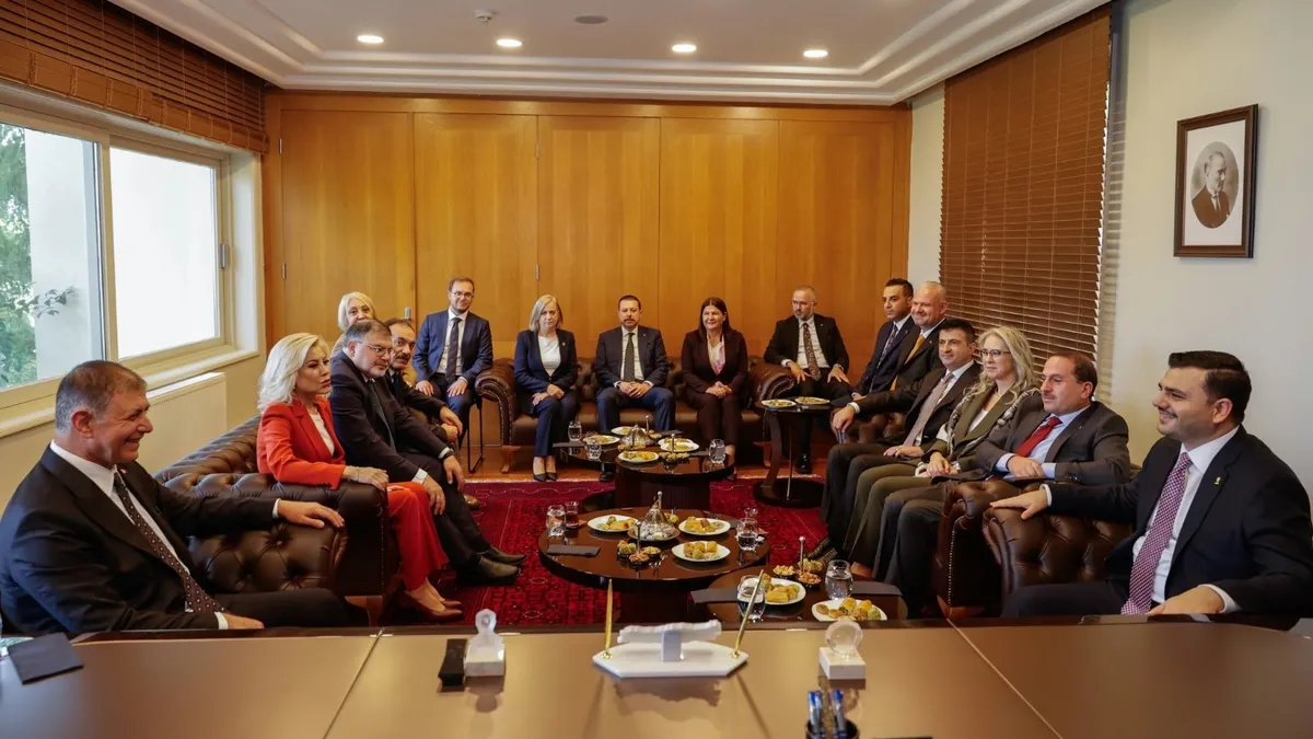 Sıcak Gündem: İzmir Büyükşehir Belediye Başkanı Cemil Tugay, AK Parti İzmir heyeti ile bir araya geldi - Son D