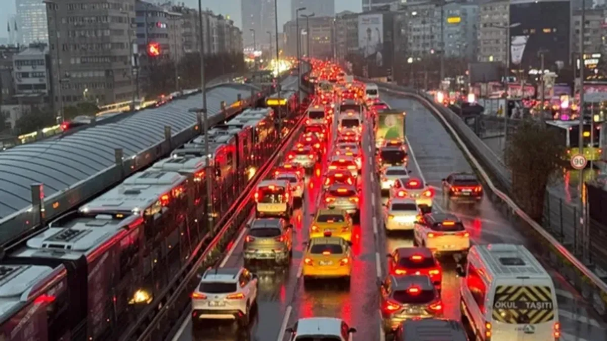 Sıcak Gündem: İstanbul'da trafik kilitlendi! Yoğunluk yüzde 90'a dayandı...