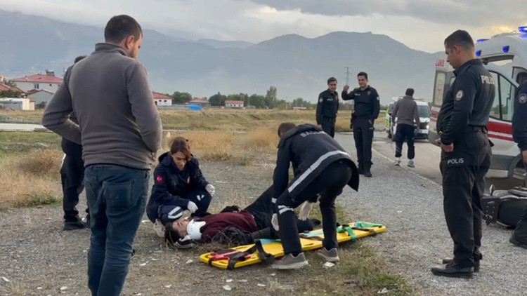 Son Gelişme: Erzincan'da motosiklet kazası: Sürücü yola savrulup yaralandı