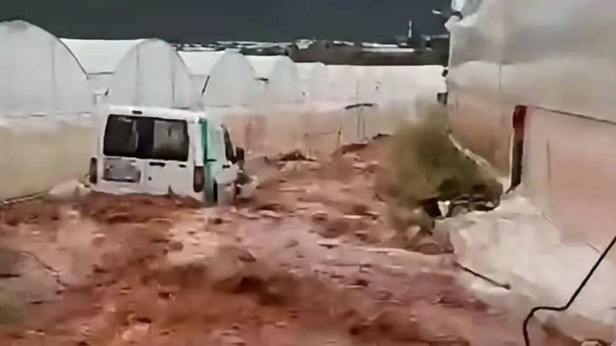 Antalya'da selde mahsur kalan 22 kişi kurtarıldı