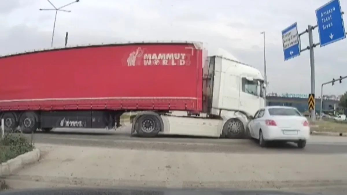Gündemden Son Bilgiler: Kırmızı ışıkta kavşağa dalan tır otomobile böyle çarptı: 2 yaralı: Gelişmeler Takip Ed
