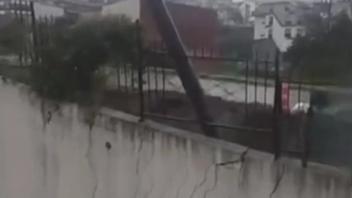 Ayrıntılar Netleşti: Kocaeli'de istinat duvarı çöktü, elektrik direği yan yattı