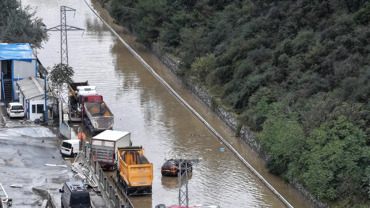 Son Gelişme: İstanbul'un göbeğinde skandal görüntü: Sel felaketinin ardından gözler önüne serildi! Binaların a