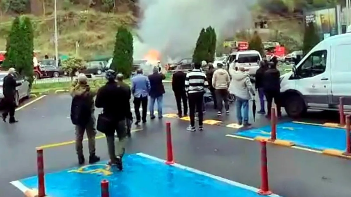 Ayrıntılar Netleşti: Eyüpsultan’da park halindeki araç alev alev yandı | İşte Tüm Ayrıntılar