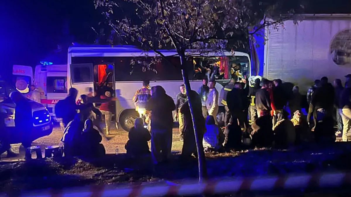 Kritik Açıklama: Isparta'da midibüs ile tır çarpıştı: 17 yaralı!