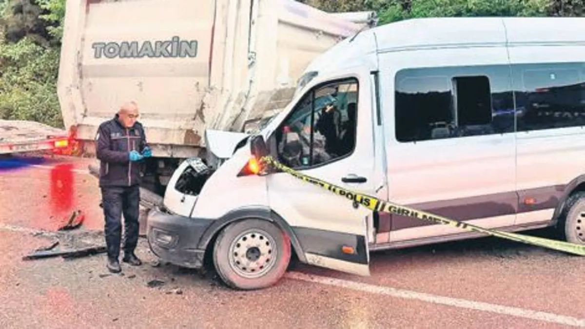 Minibüsle kamyon çarpıştı: 1 ölü, 23 yaralı