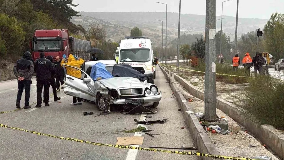 Ayrıntılar Netleşti: Kontrolden çıkan otomobil bariyerlere çarptı: 1 ölü 4 yaralı: Gelişmeler Takip Ediliyor