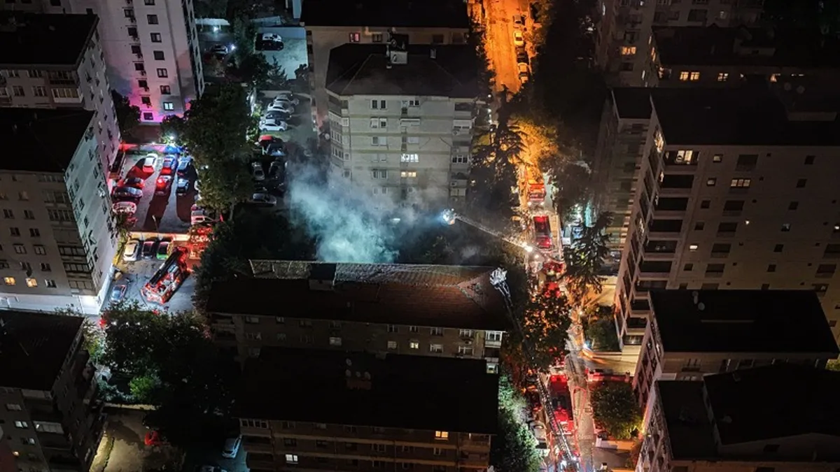 Kadıköy'de 3 katlı ahşap köşk yandı