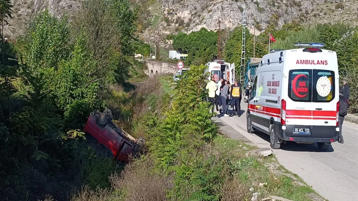 Kritik Açıklama: Amasya'da feci kaza! Kontrolden çıkan minibüs dereye uçtu: O anlar kamerada ve Merak Edilenle