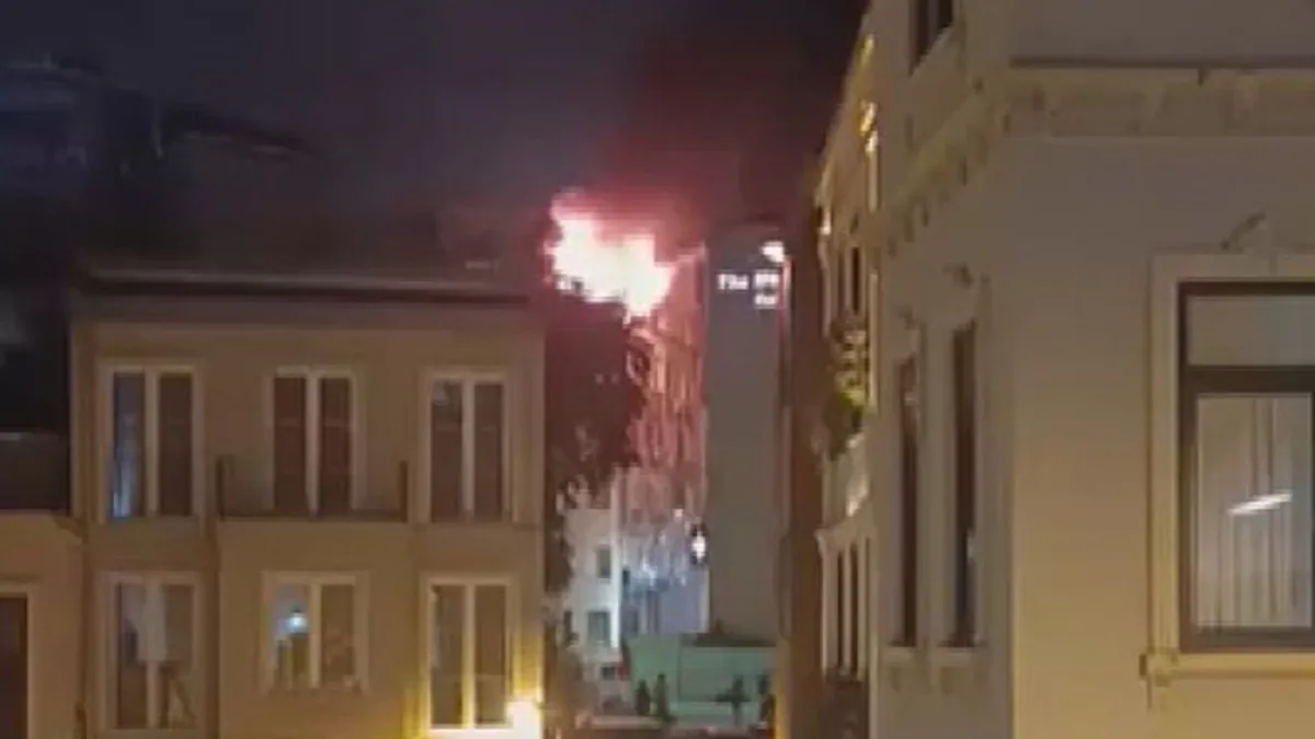 Ayrıntılar Netleşti: Beyoğlu’nda 6 katlı binanın çatısında korkutan yangın