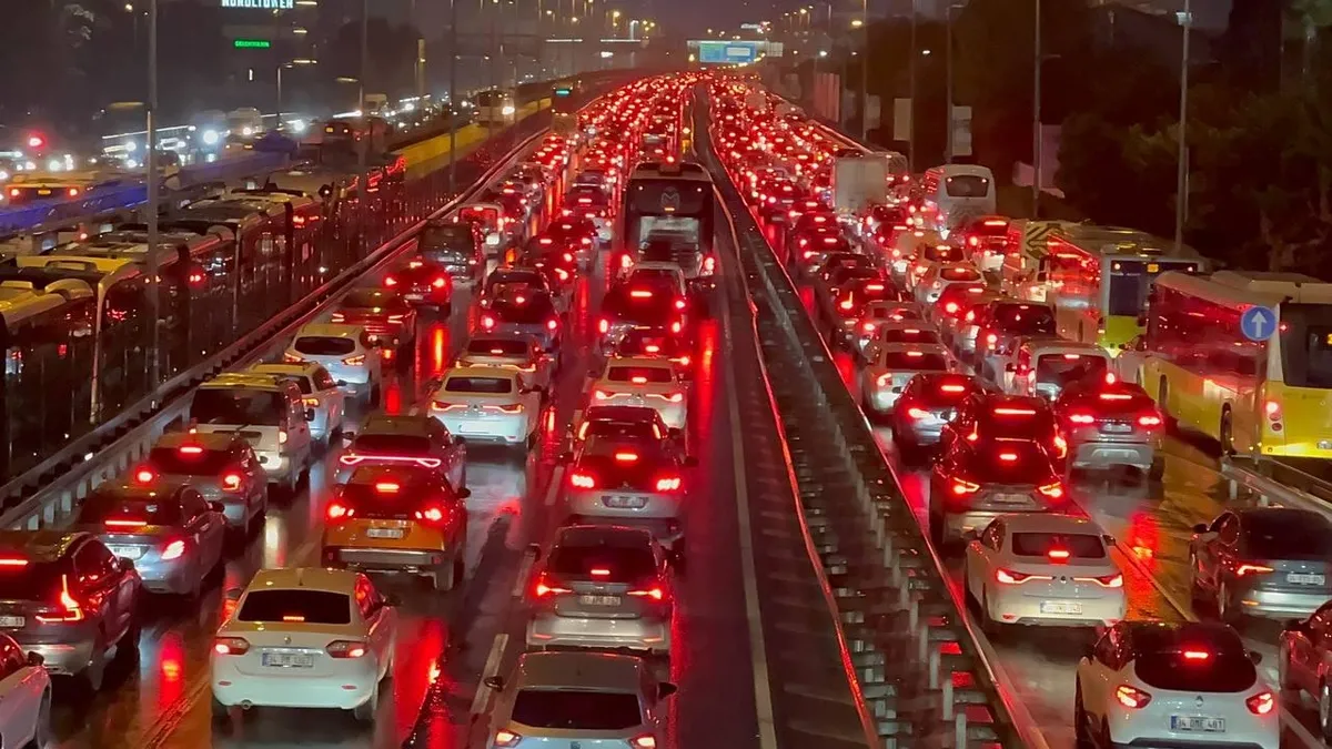 Kritik Açıklama: İstanbul'da trafik yoğunluğu yüzde 83'e çıktı ve Merak Edilenler