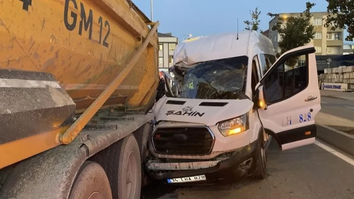 Sıcak Gündem: Arnavutköy’de korkutan kaza: Servis minibüsü hafriyat kamyonuna çarptı! 9 yaralı