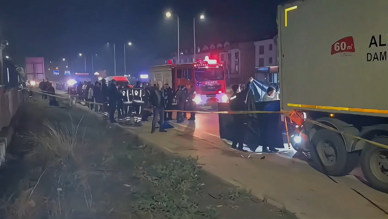 Son Gelişme: Emniyet şeridinde park halindeki TIR’a çarpan motosikletin sürücüsü öldü ve Merak Edilenler