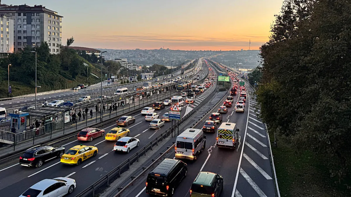 Ayrıntılar Netleşti: İstanbul'da trafik yine kilit! Yoğunluk yüzde 89'a ulaştı ve Merak Edilenler
