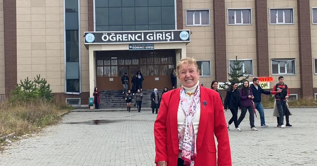 Kritik Açıklama: 69'unda üniversiteden mezun oldu, 71'inde yüksek lisansa resmen start aldı ve Merak Edilenler