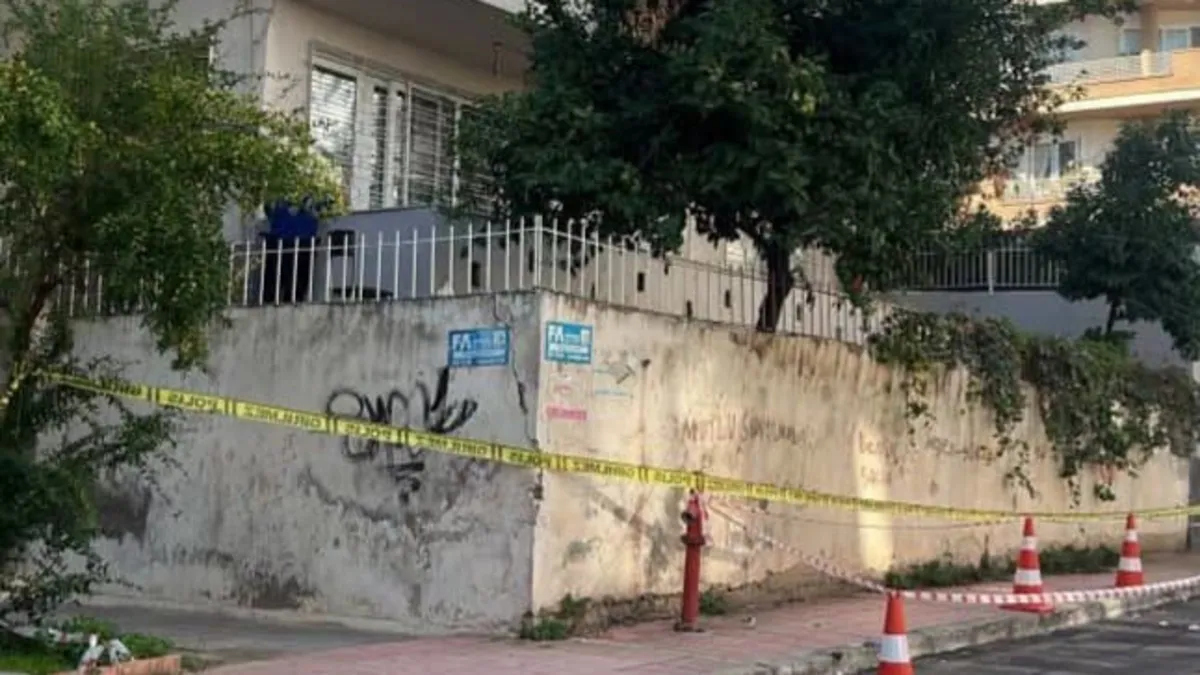 Ayrıntılar Netleşti: 3 katlı binanın zemini çöktü! 40 kişi tahliye edildi; Çökmenin nedeni netlik kazandı... |