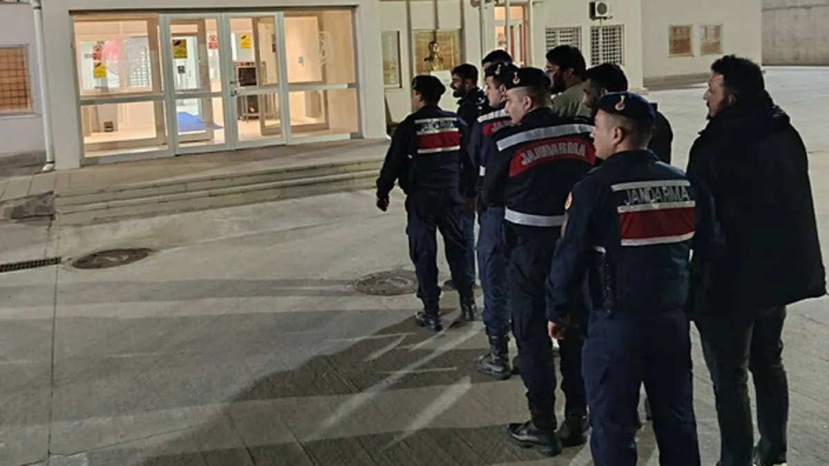 Ayrıntılar Netleşti: Aydın’da durdurulan minibüste 20 kaçak göçmen yakalandı! - Son Dakika Bilgileri