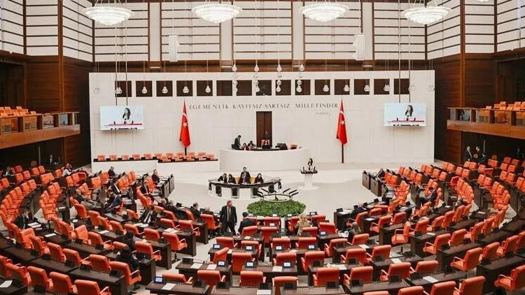 Son Gelişme: Meclis'e dikkat çeken talepler: 60 yaş üzerine yeşil pasaport, lisans eğitimine 3 yıl önerisi | İ