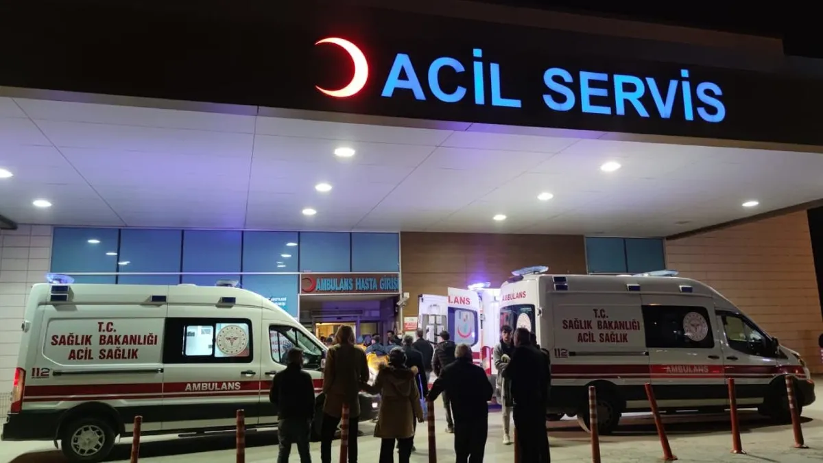 Gündemden Son Bilgiler: İzmir'de zincirleme trafik kazası! 3 otomobil karıştı: 7 yaralı | İşte Tüm Ayrıntılar