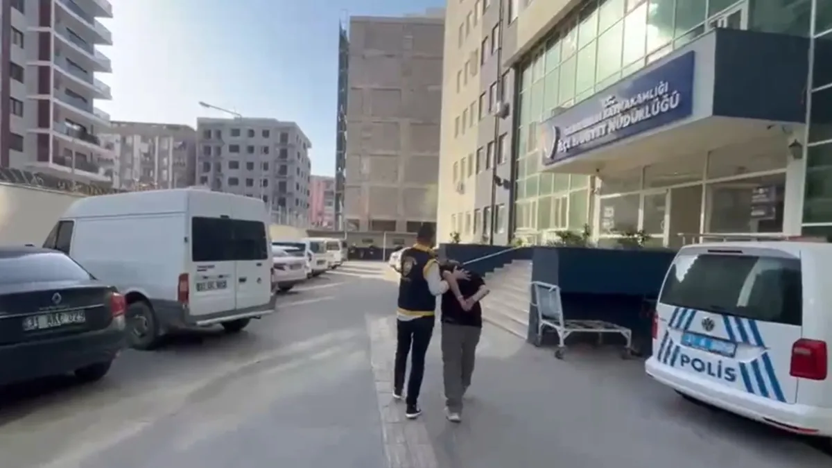 Son Gelişme: Hakkında 33 yıl 2 ay 15 gün kesinleşmiş hapis cezası bulunan firari hükümlü yakalandı: Gelişmeler