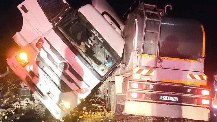 Aynı yönde giden Tanker ile TIR çarpıştı: Sürücü kabinde can verdi | İşte Tüm Ayrıntılar