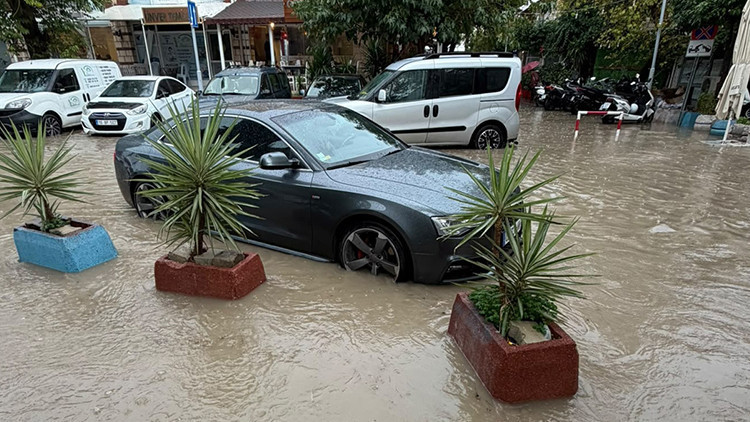 Son Gelişme: Çeşme’de şiddetli yağış | Hayat felç oldu, arabalar suya gömüldü