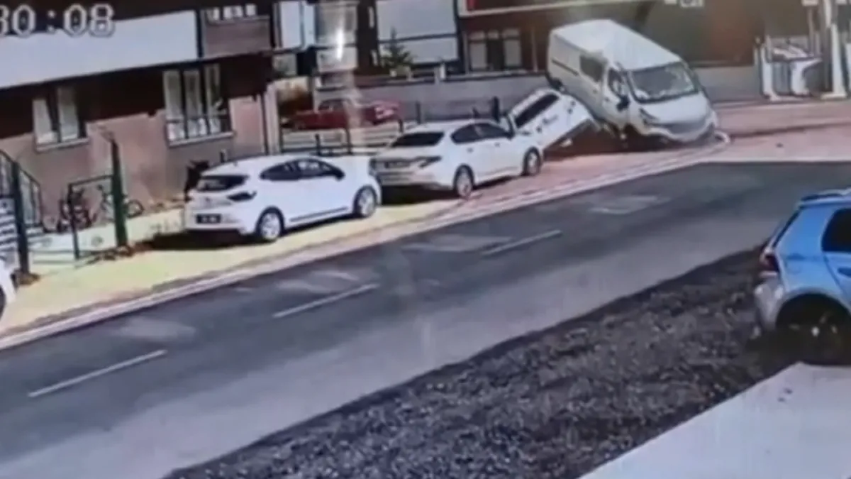 Gündemden Son Bilgiler: Otomobilin çarptığı minibüsün park halindeki aracın üzerine çıktığı kaza kamerada: Gel