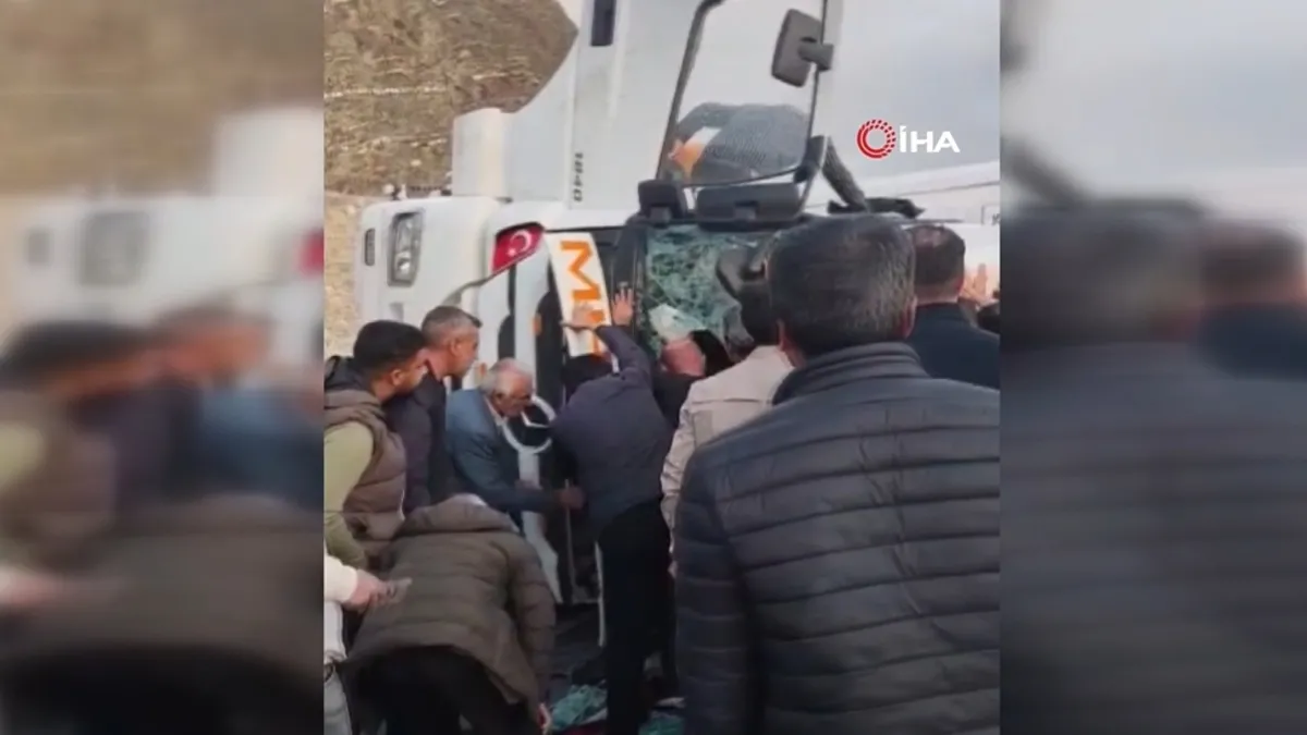 Son Gelişme: Van yolunda tır devrildi: Gelişmeler Takip Ediliyor