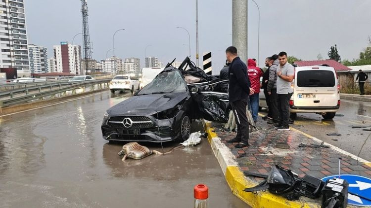 Yön tabelasının direğine çarpan otomobilin sürücüsü yaşamını yitirdi