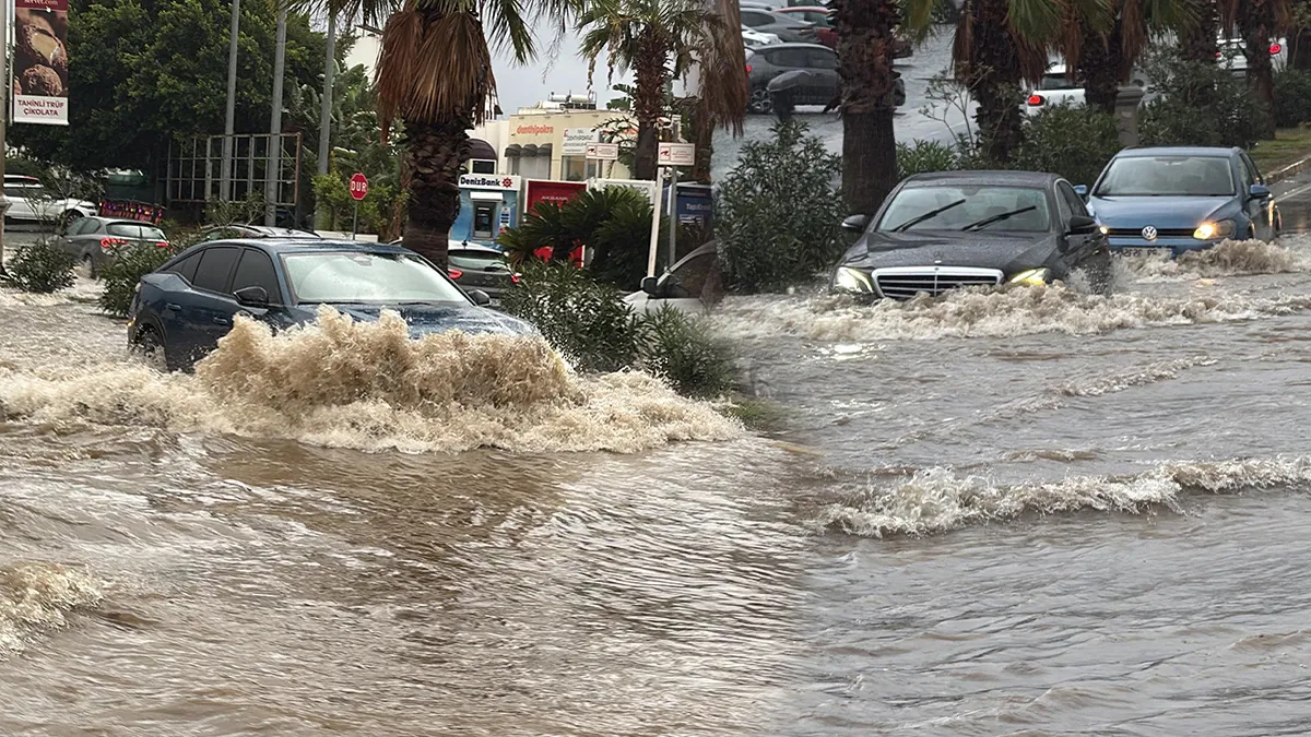 Muğla’yı sağanak vurdu! Yollar adeta göle döndü: Arabalar suda mahsur kaldı! ve Merak Edilenler