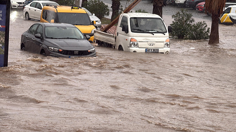 Son Gelişme: Bodrum’da sağanak cadde ve sokakları göle çevirdi: Araçlar yolda mahsur kaldı: Gelişmeler Takip E