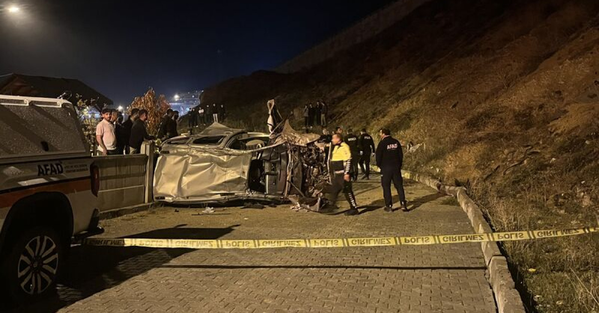 Son Gelişme: Hafif ticari araç şarampole devrildi: 2 ölü, 2 yaralı: Gelişmeler Takip Ediliyor