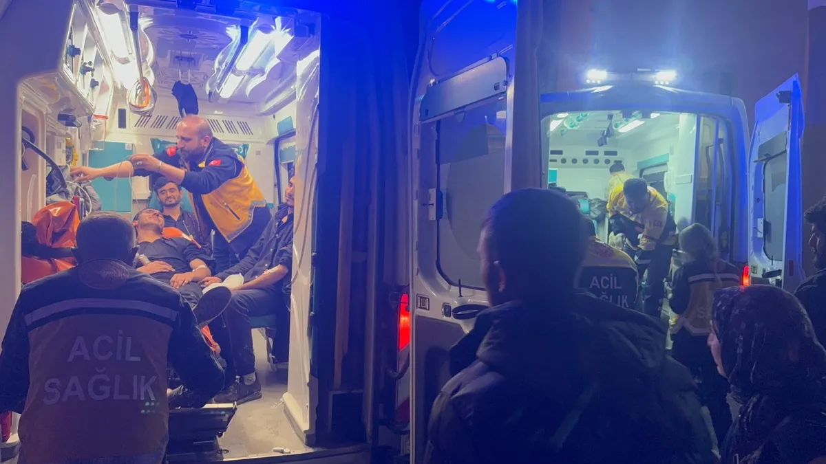 Sıcak Gündem: Afgan göçmenleri taşıyan minibüs dereye uçtu: 20 kişi yaralandı ve Merak Edilenler