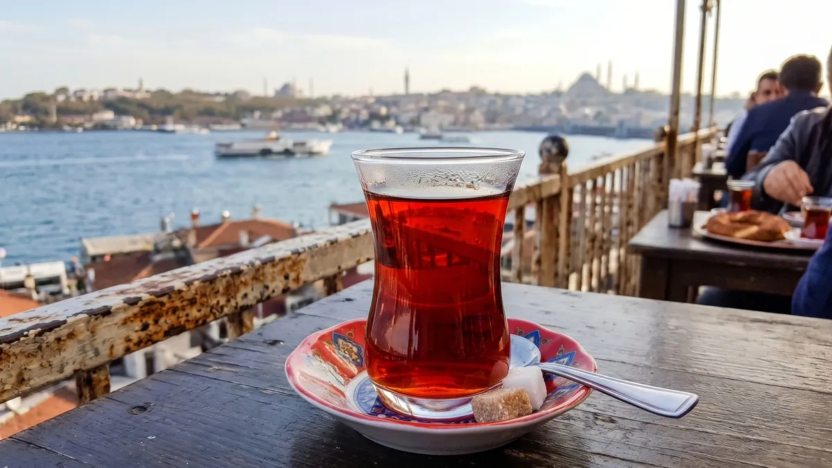 Ayrıntılar Netleşti: Yıllardır çayı bu şekilde demliyorsanız dikkat: Tüm lezzeti yok eden o küçük detay!