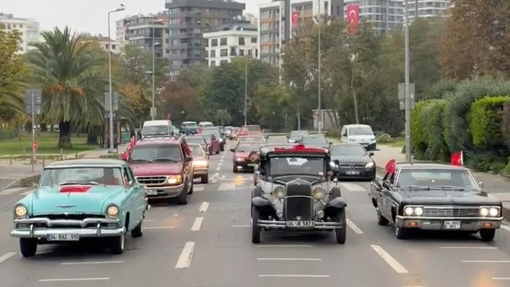 Son Gelişme: Kadıköy'de klasik otomobillerle 29 Ekim Cumhuriyet Bayramı korteji: Gelişmeler Takip Ediliyor