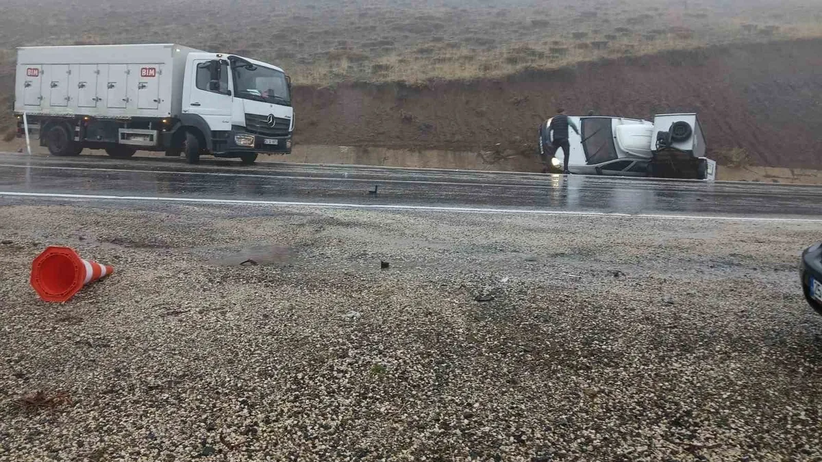 Market aracı ile otomobil çarpıştı: 1’i ağır 2 yaralı ve Merak Edilenler