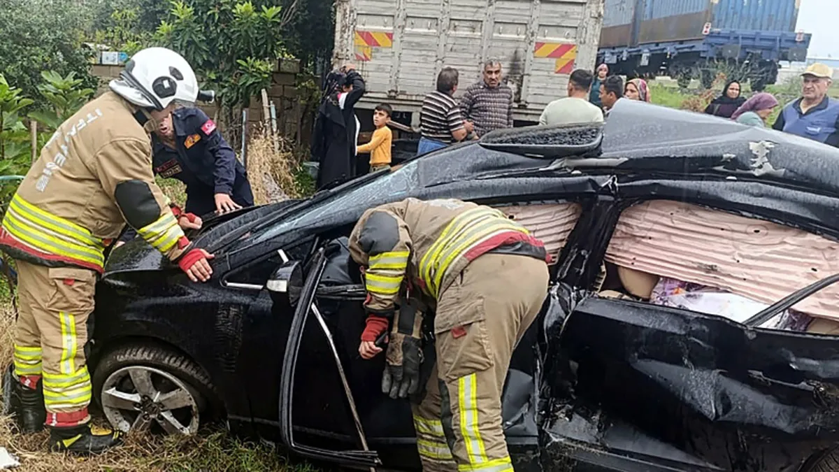 Son Gelişme: Hatay'da feci kaza: Trenin çarptığı otomobil metrelerce sürüklendi! 1 ölü, 1 yaralı - Son Dakika