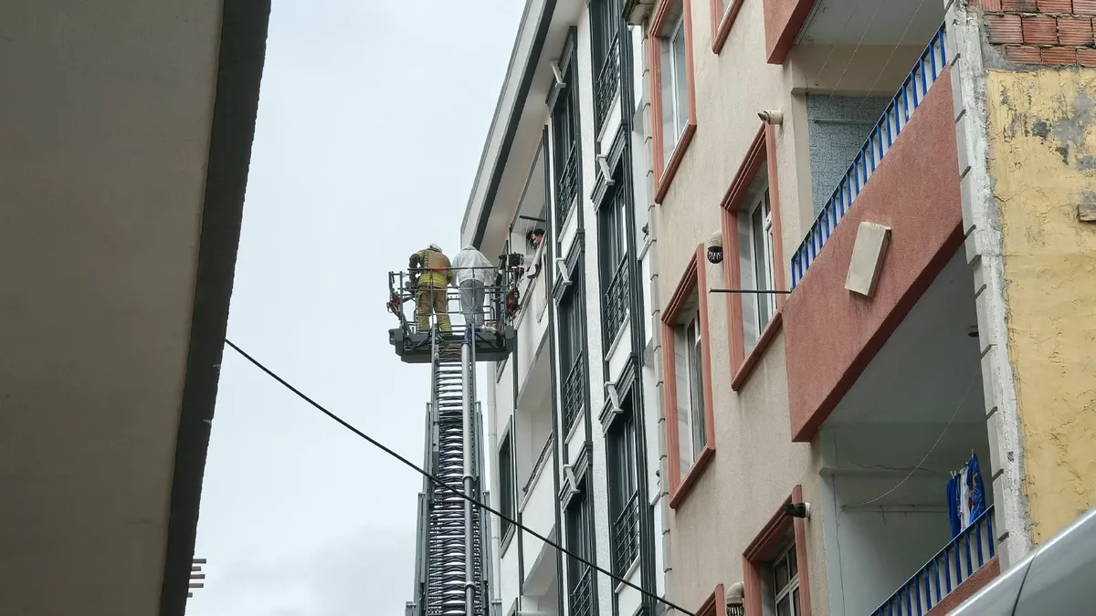 Son Gelişme: Merkezefendi'de apartman yangını: 2 kişi dumandan etkilendi - Son Dakika Bilgileri